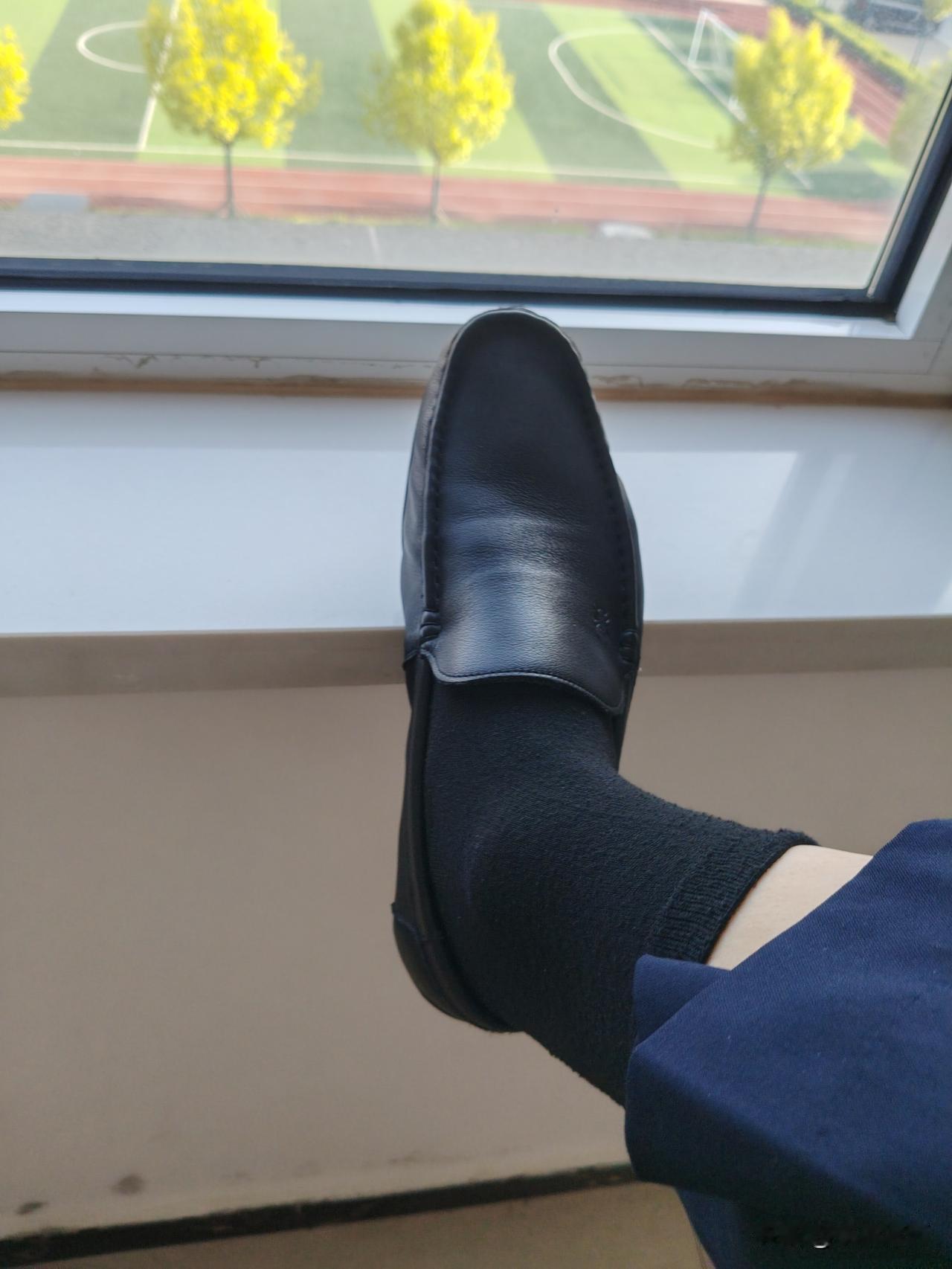 刚才穿鞋准备上班，老婆问我44号的鞋跟脚吗？我说不但不大还紧呢？前面舌头太长，不