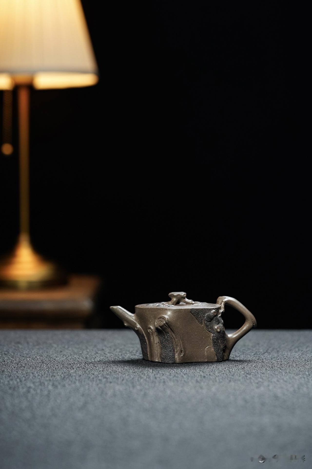 先看壶的造型和泥色自己是否满意，然后打开盖子看看内壁是否干净光滑。壶身通向壶嘴的