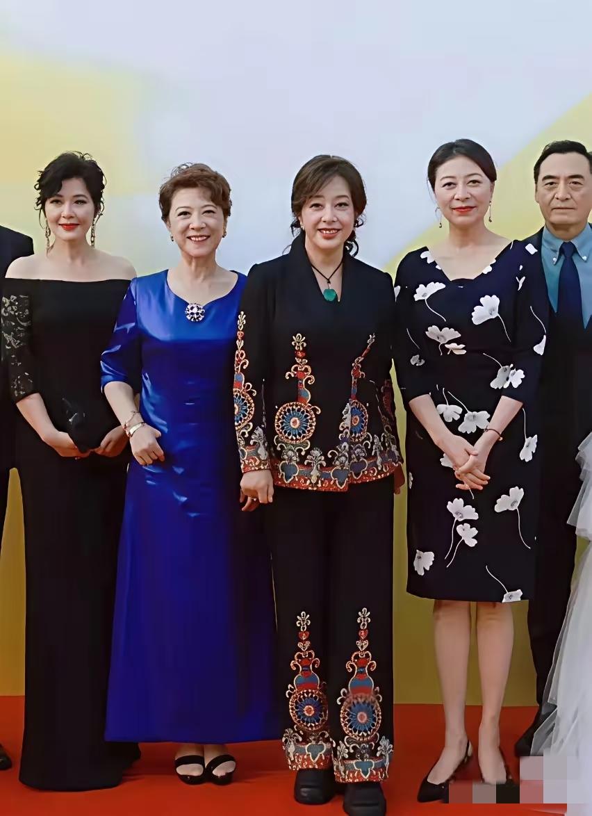 我估计90%的年轻人都不认识这些老演员，能认出来的现在都不年轻了，不信你看看，能