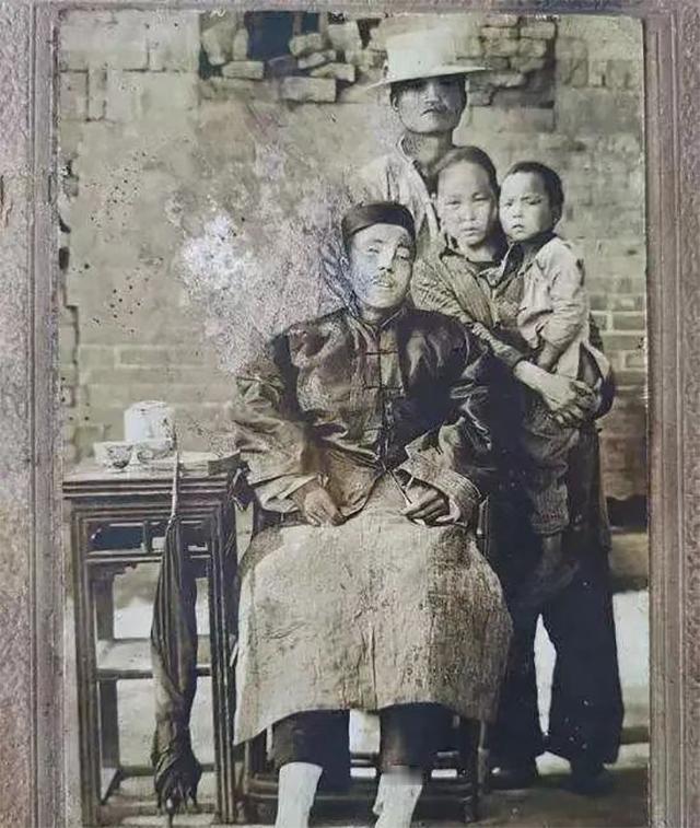 这张1928年留存下来的全家福，竟然是活人和死人在一起拍摄的。画面中端坐于椅子上