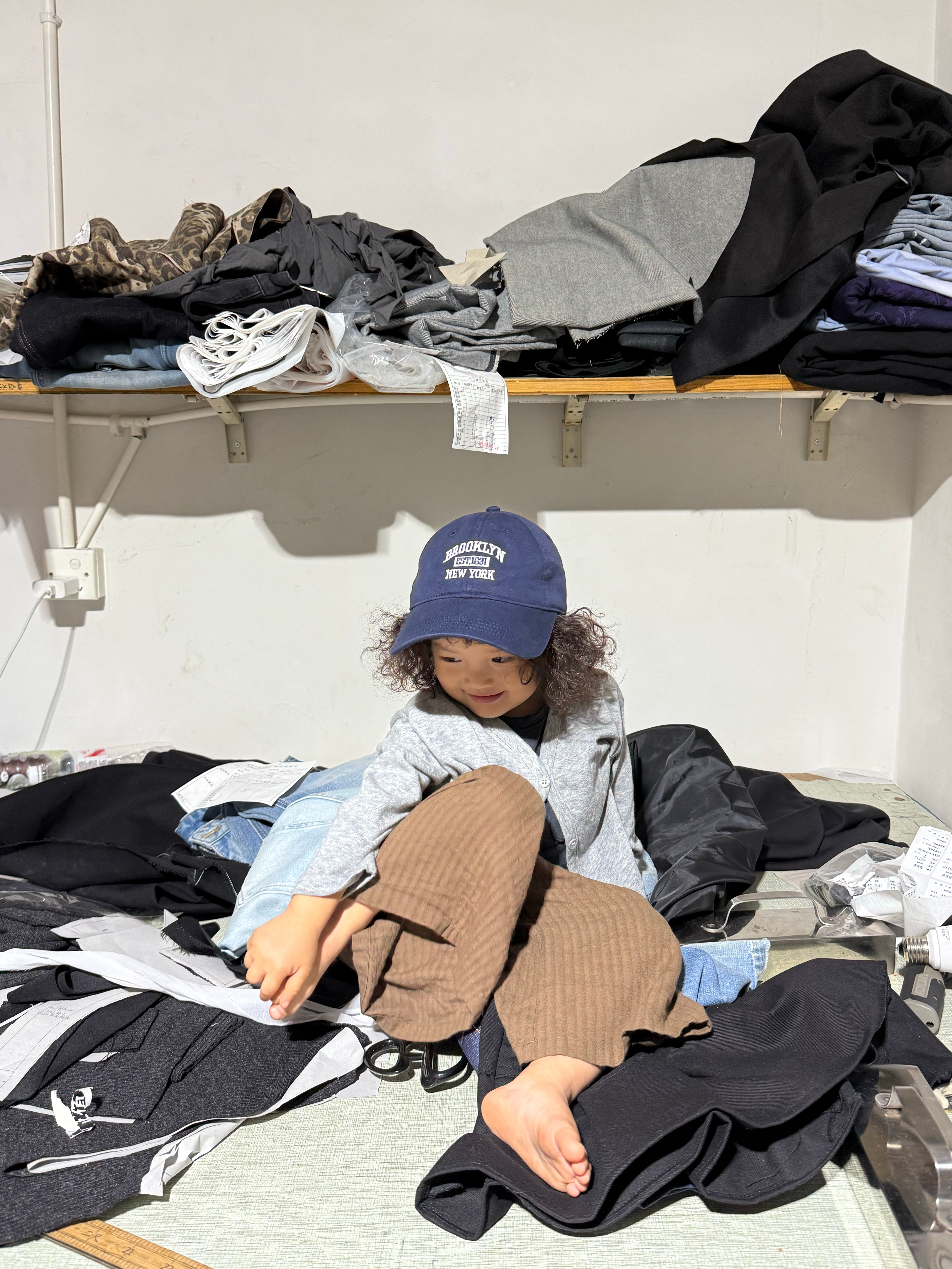 我已经纠结很久到底要不要开不开童装店了 哎😑 