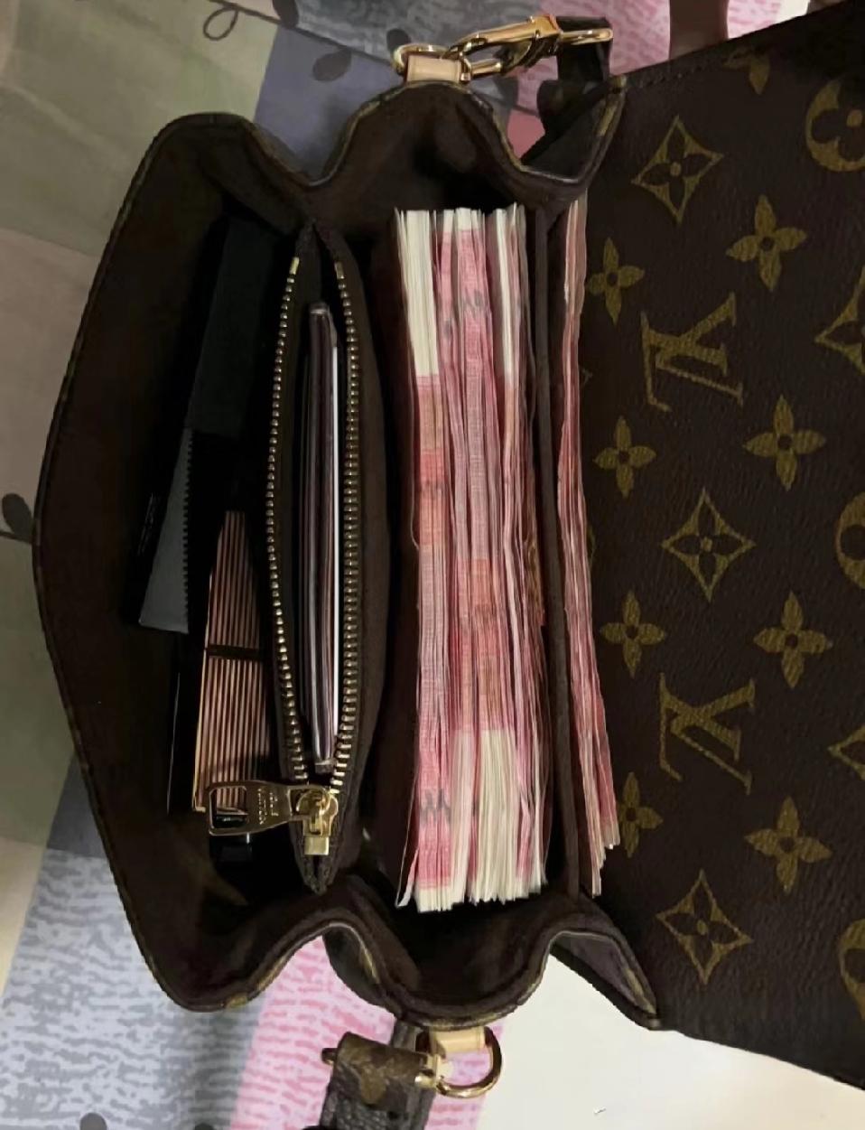 一个男人开始用现金💰是不是因为他没钱了
 
看到有人挎着大牌包塞得满满当当的现