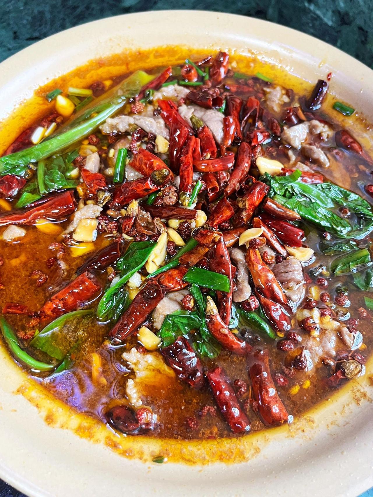 水煮牛肉做法！香又麻又辣，牛肉巨嫩，太好吃了！！！
食材：牛里脊，配菜（莴笋豆芽
