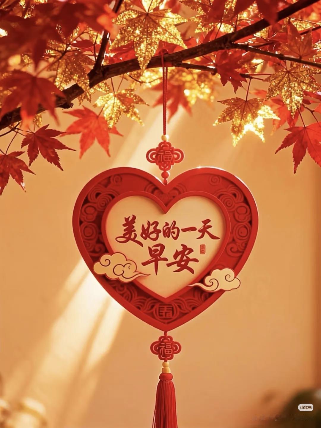 冬天的清晨，虽然天光亮得稍晚一些。但如果你泡一杯热茶，看着窗上凝结的霜花，那是寒