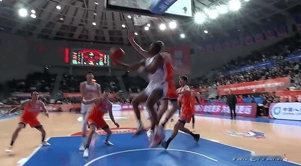 纳托尔扛起球队，滞空上篮打进领先两位数



纳托尔今晚打的不错，面对福建男篮，