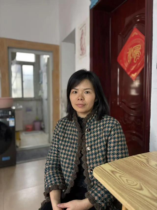 41岁武汉宝妈火上央视：厨房当直播间，凭一把好嗓活成自己的光
 
近日，武汉全职