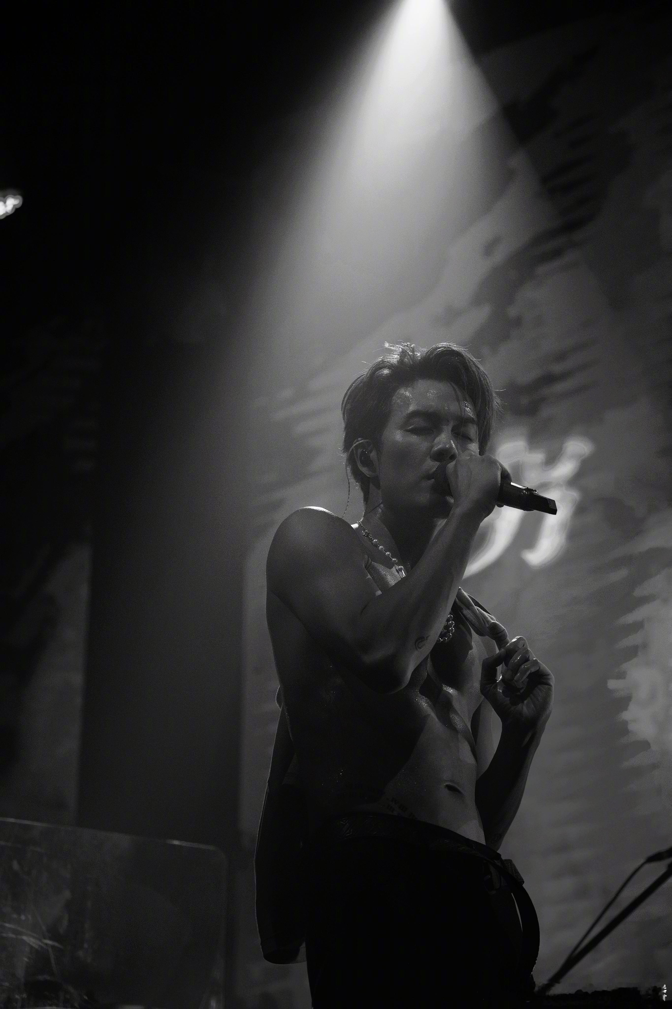 #吴克群巧克力腹肌#吴克群的身材原来这么好[可怜]完美的巧克力腹肌配上腰间纹身也