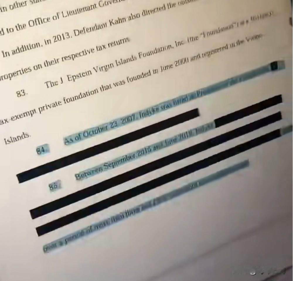 美国网友发现，很多公布了的爱泼斯坦文件，那些被黑条遮挡起来的部分，只要复制粘贴到