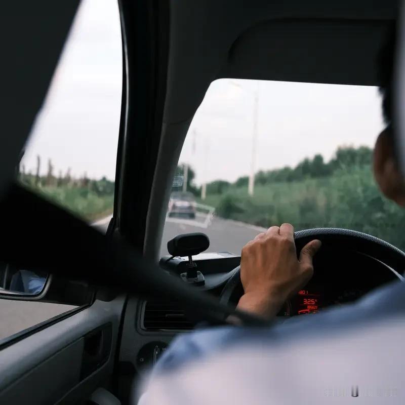 有同款老婆吗？
我在驾驶行进中。
“前面红灯”“左边有人”“后边有车”。副驾座位
