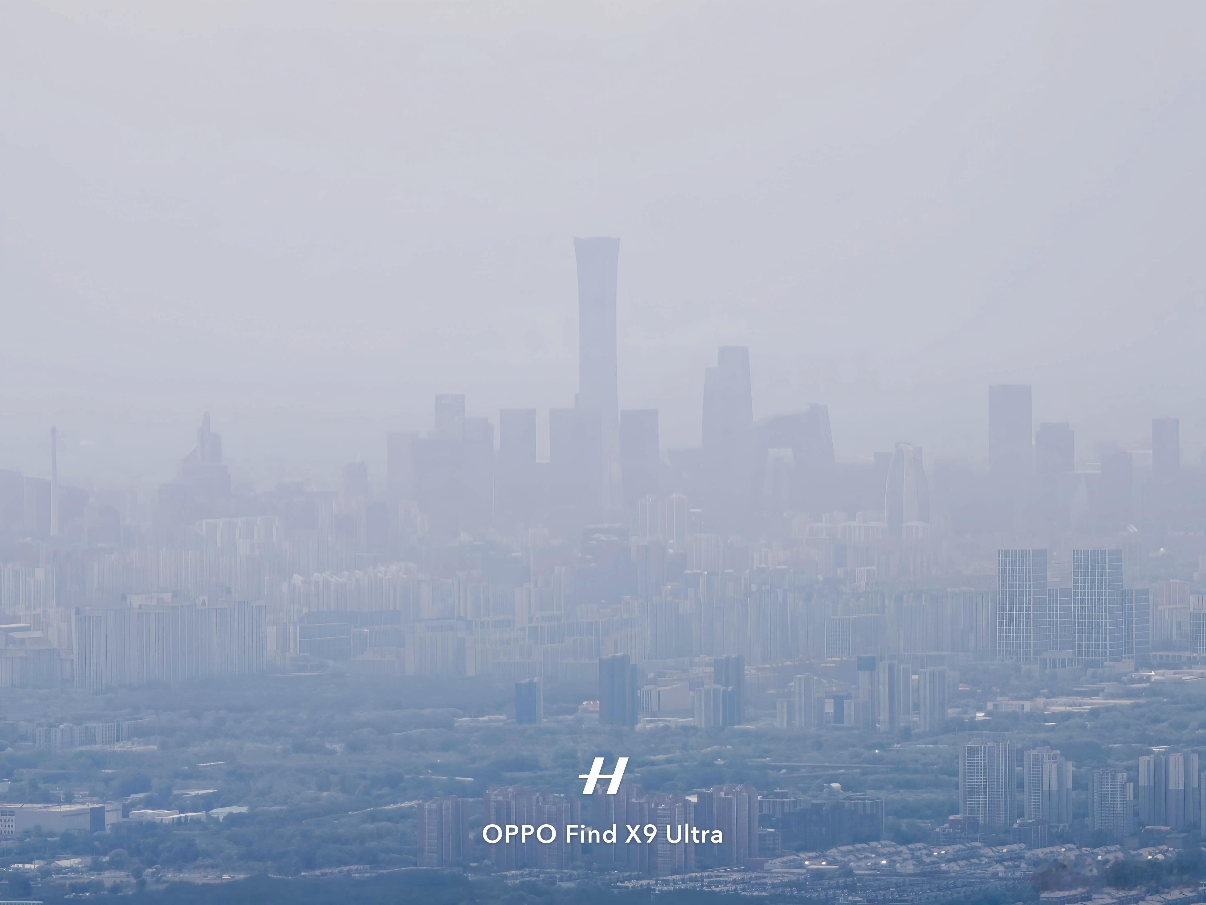 特地选左舷窗，想用 Find X9 Ultra 拍中国尊，北京这通透度拍成海市蜃