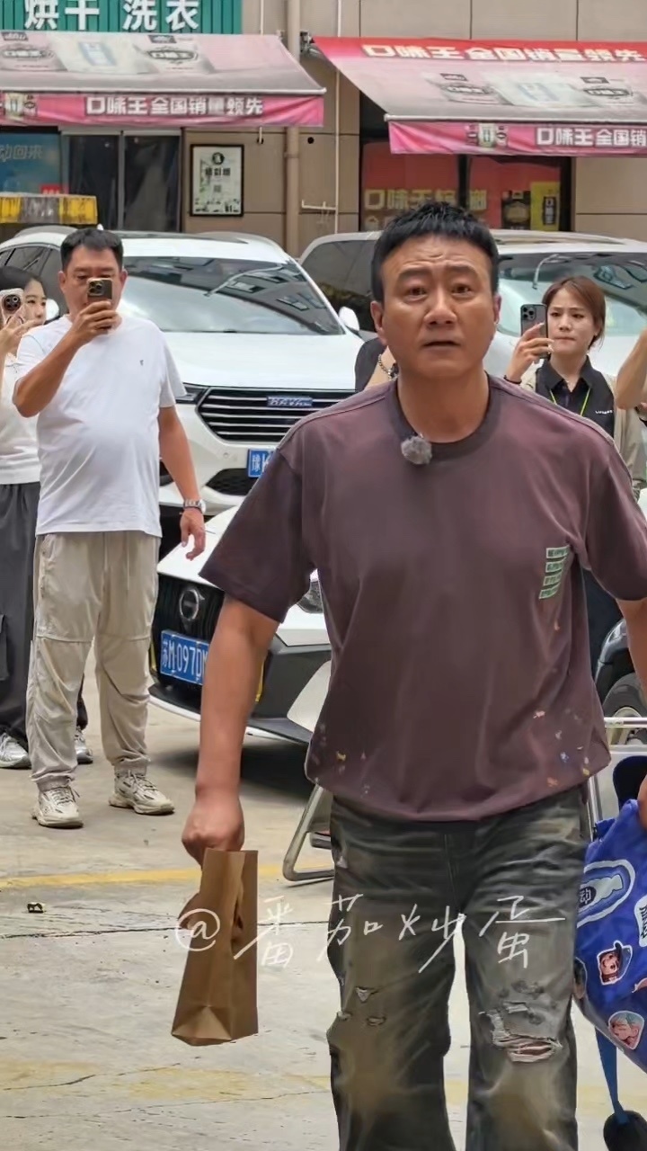 胡军让陈哲远粉丝先去吃饭 今天的横店属实是被胡军大哥给暖到了！不仅司机外卖样样拎