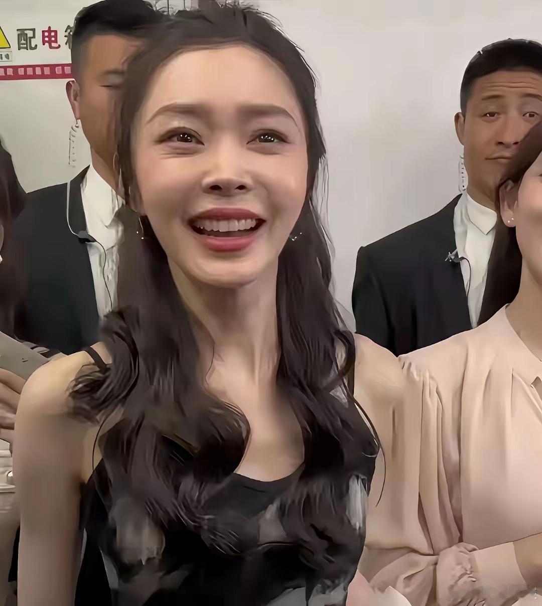 你们有没有看到宋轶最明显的问题不是她太瘦，也不是老了，而是她的五官不协调，嘴巴太