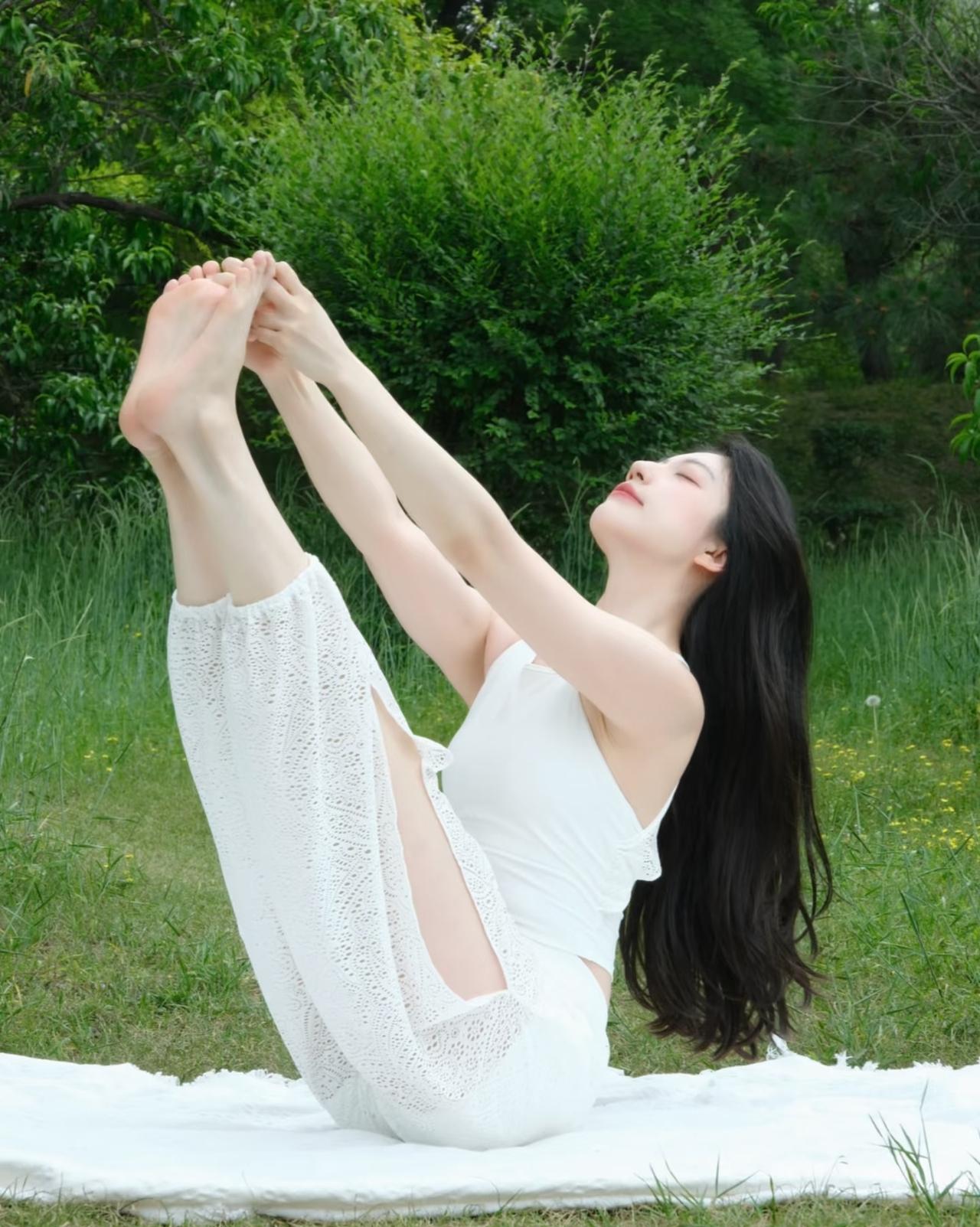 太阳之下，生命无数次发芽，于青绿旷野自在生长舒展，向内深扎根脉，向外自在发光。清