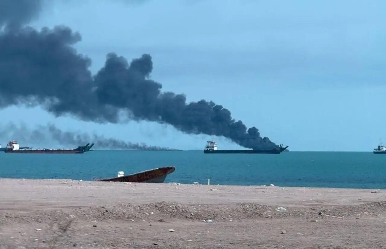 美国陆军在波斯湾对伊朗油轮发动了袭击。
美国海军袭击了伊朗南部阿巴斯港的三艘油轮