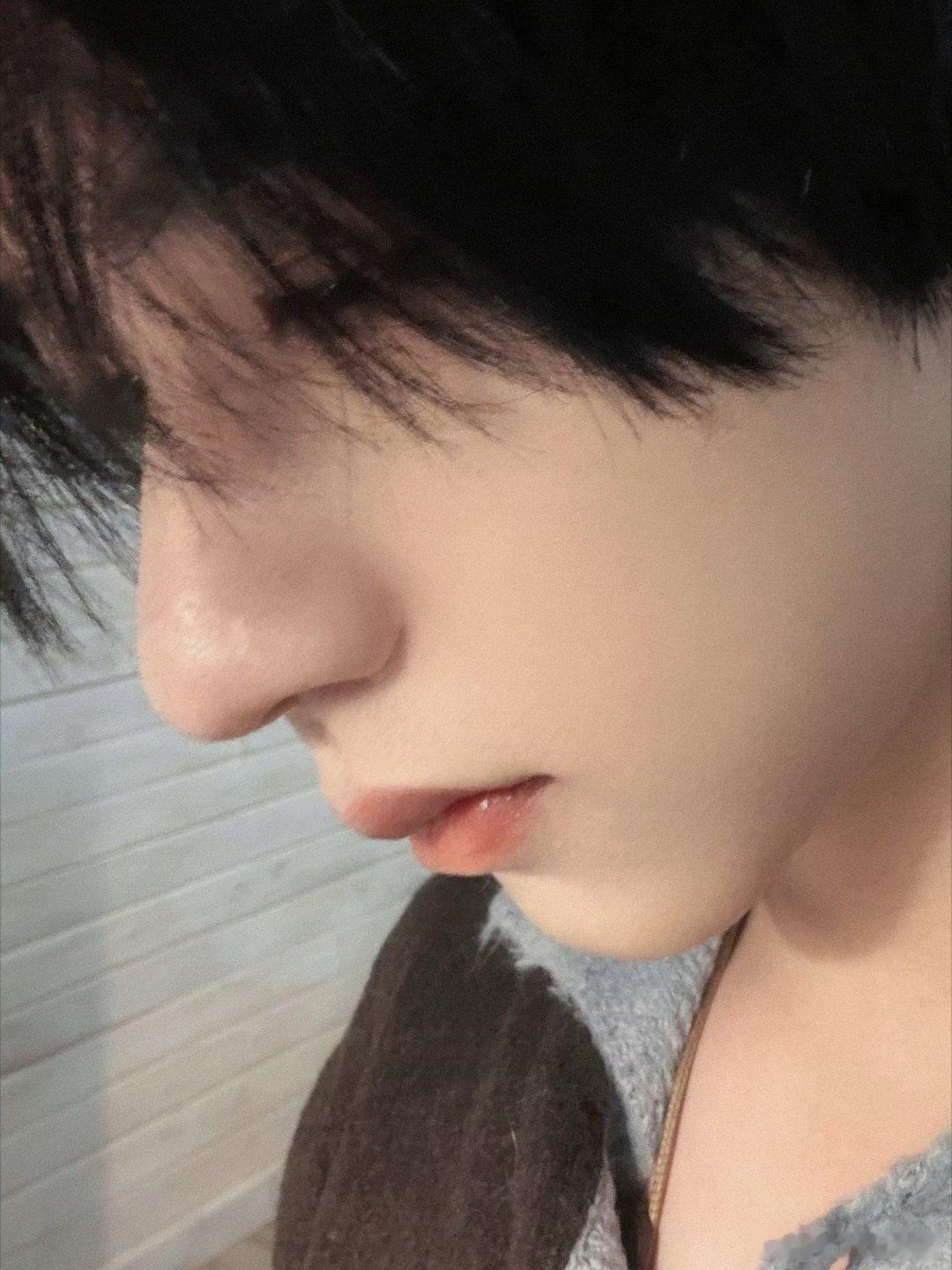 贺峻霖这拍照技术确实在线，但关键还是那张脸太能打啦，不管怎么拍都好看得过分，下辈