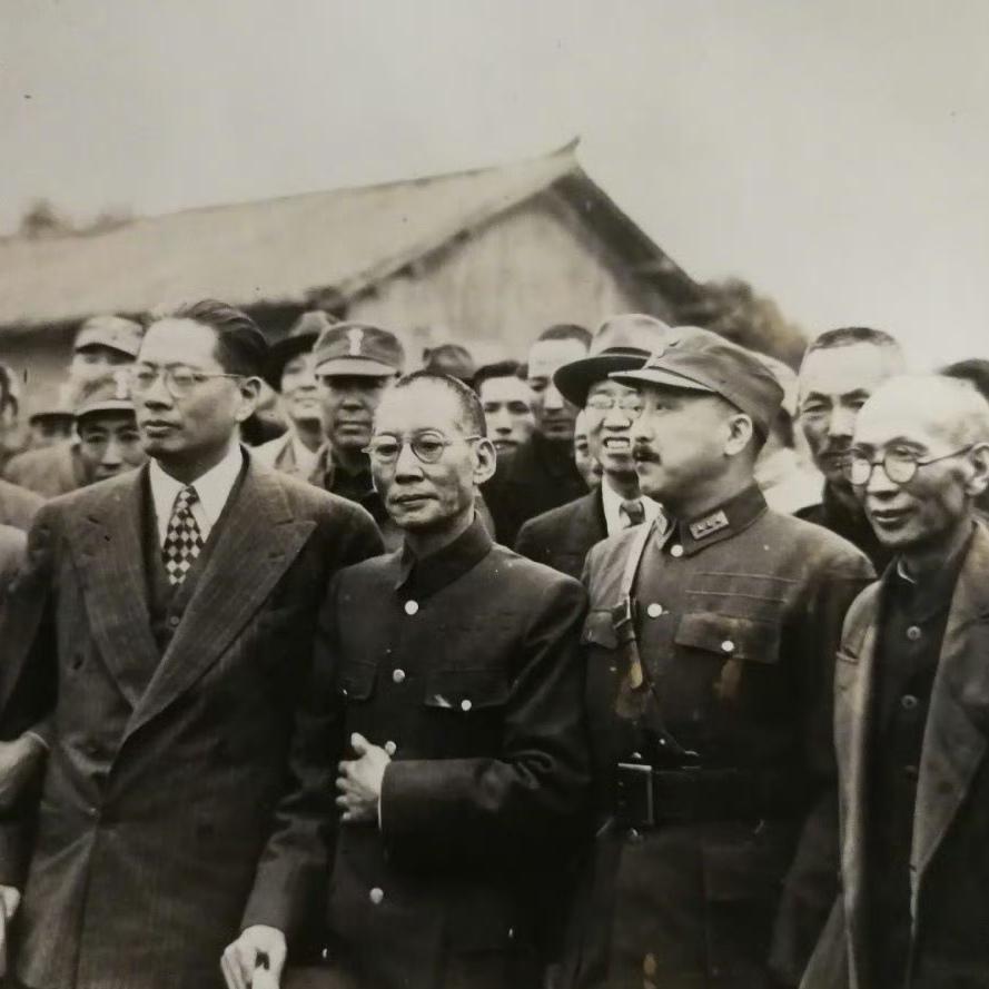 这是“云南王”龙云权力落幕时，一张罕见的留影，照片拍摄于1945年——彼时他被迫
