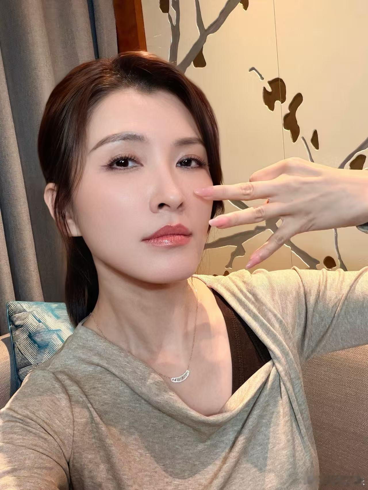 徐洁儿1030抢票自拍徐洁儿先立规矩再抢票 规矩学会了，自拍存好了，闹钟定好了，
