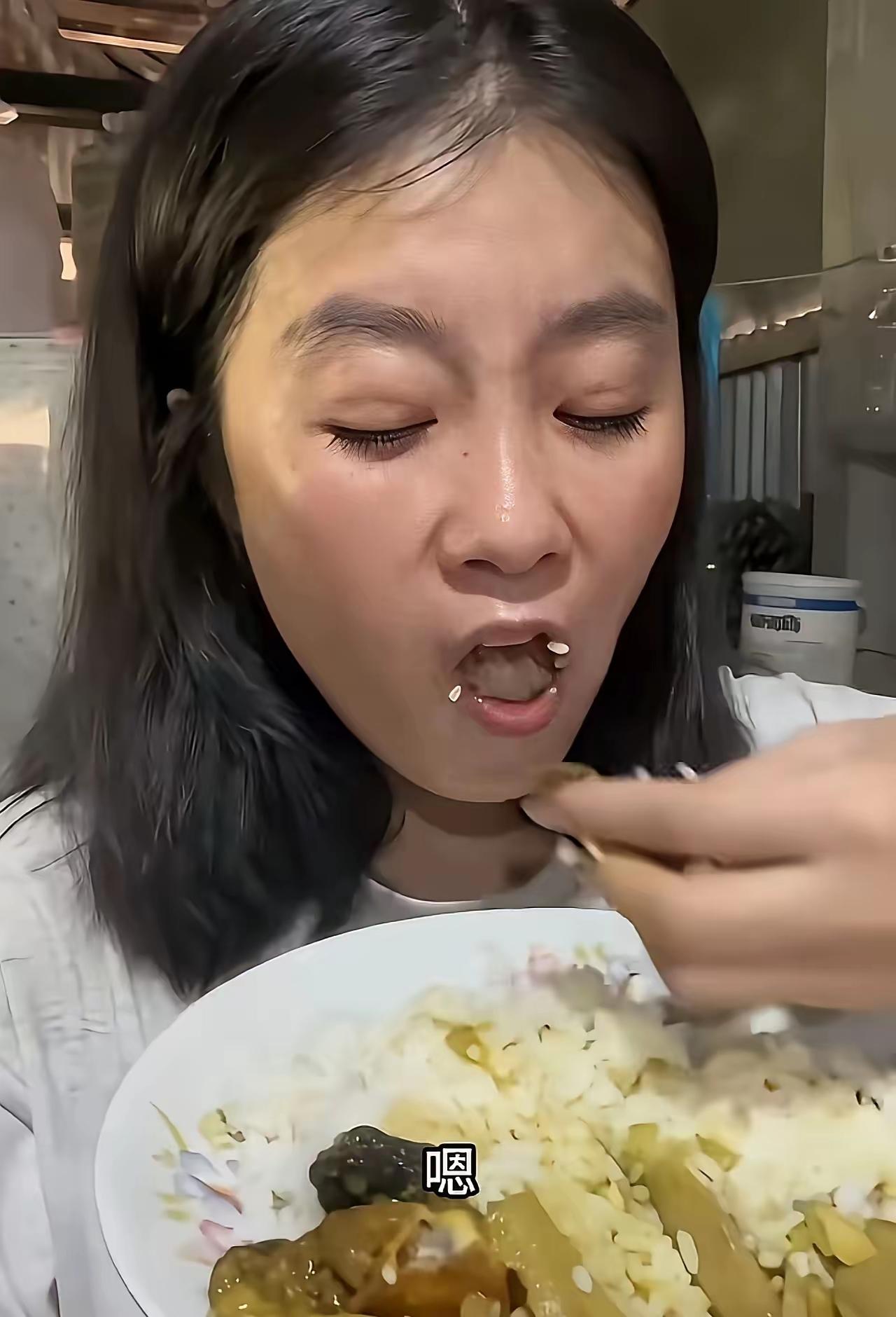 佛山99年姑娘小莫，倒贴30万加汽车远嫁孟加拉。40度高温住土坯房，吃手抓饭，一