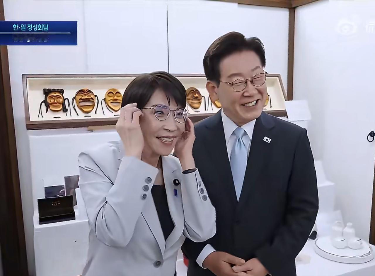 连日本人都看不下去！高市早苗一把抢过李在明的眼镜戴在自己脸上

这一幕发生在20