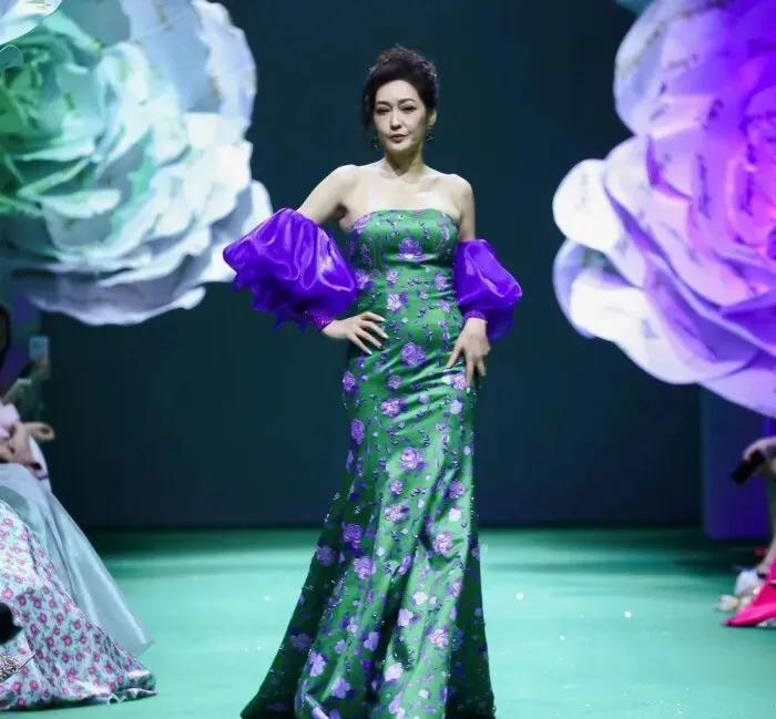 连孟广美都被嘲笑成大妈了！太苛刻了吧？
55岁的年纪还能拥有这样的身材已经很不错