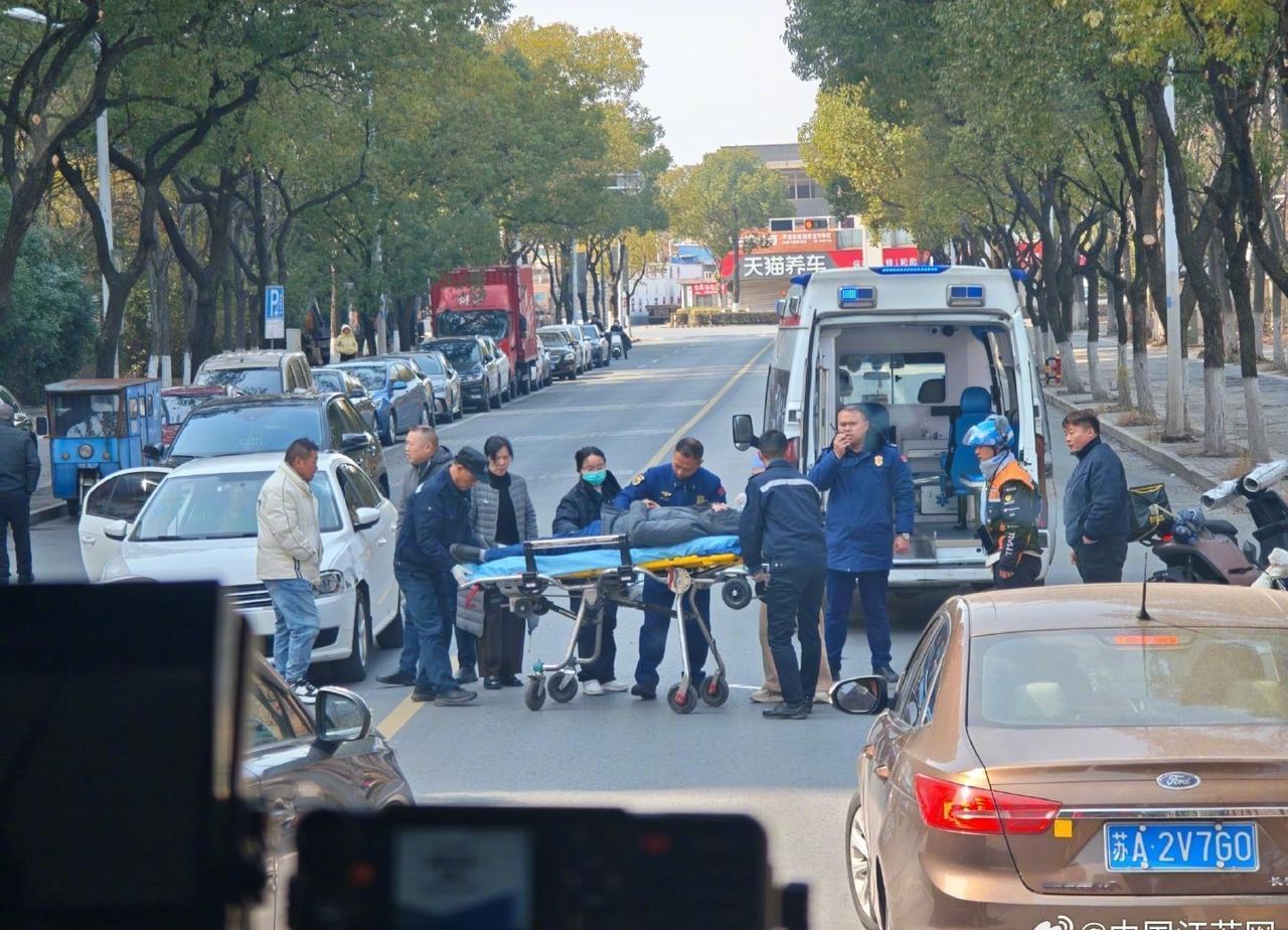 【暖心！镇江消防员归队途中顺手救人】
2月17日，镇江经开区龙溪路消防救援站消防