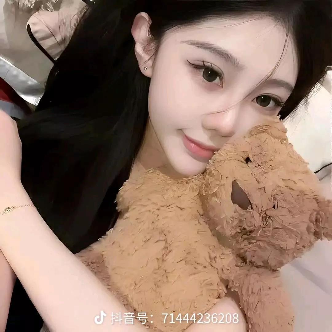 温柔可爱的女孩与毛绒熊的亲密合照💕毛绒少女自拍 毛绒酷甜照 毛绒少女照 甜系毛