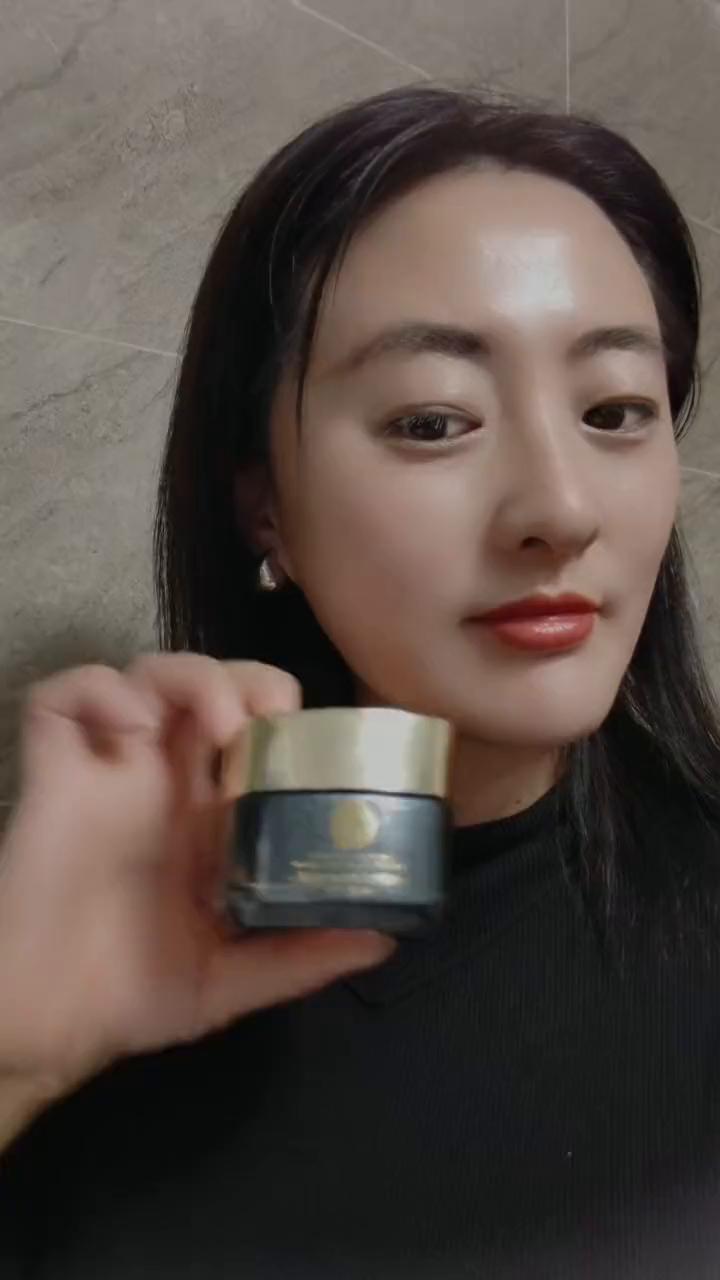 悦蕾抗皱紧致奢宠面霜。
悦蕾抗皱紧致奢宠面霜又称悦蕾奢宠面霜，是保湿锁水、淡纹抗