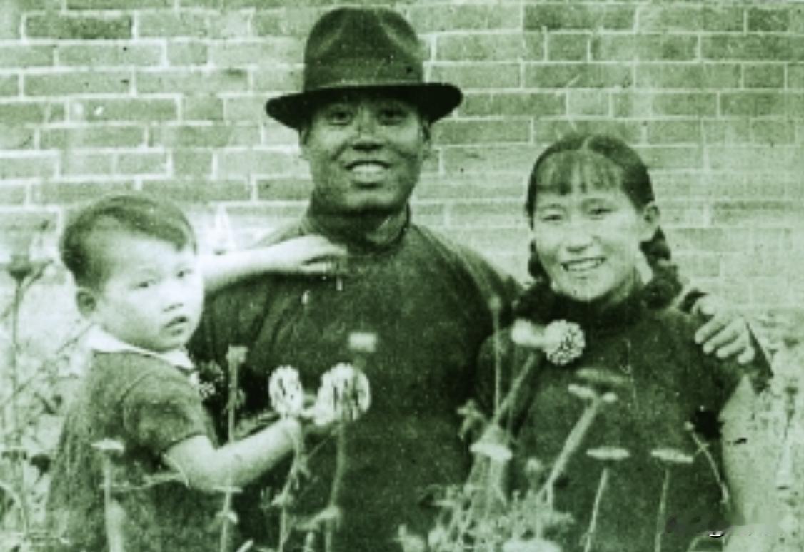 1941年6月，国军少将陈中柱战死后，头颅被日军割下带走。他怀孕的妻子知道后，竟
