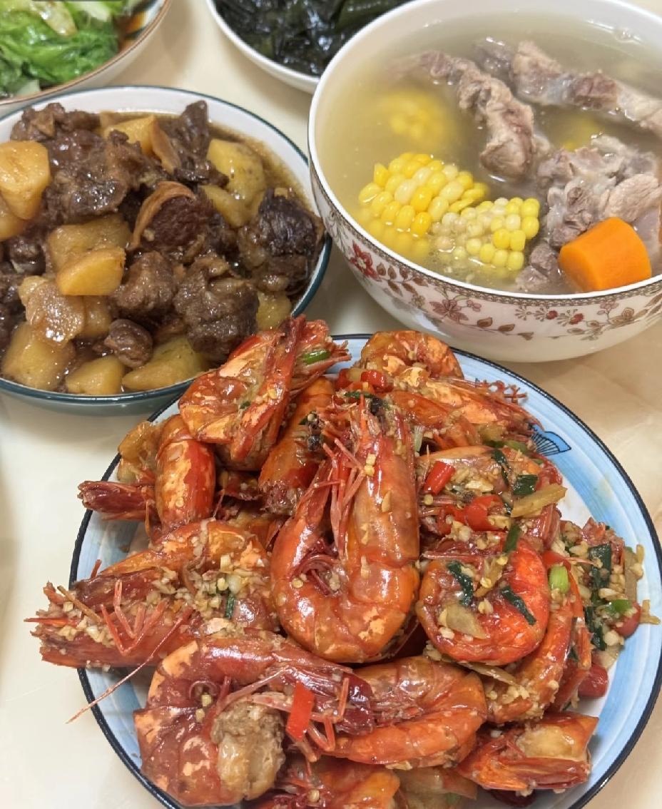 从餐桌几碗菜看出家庭生活水平：
 
1、四菜一汤顿顿有硬荤：稳定中产档
2、两荤