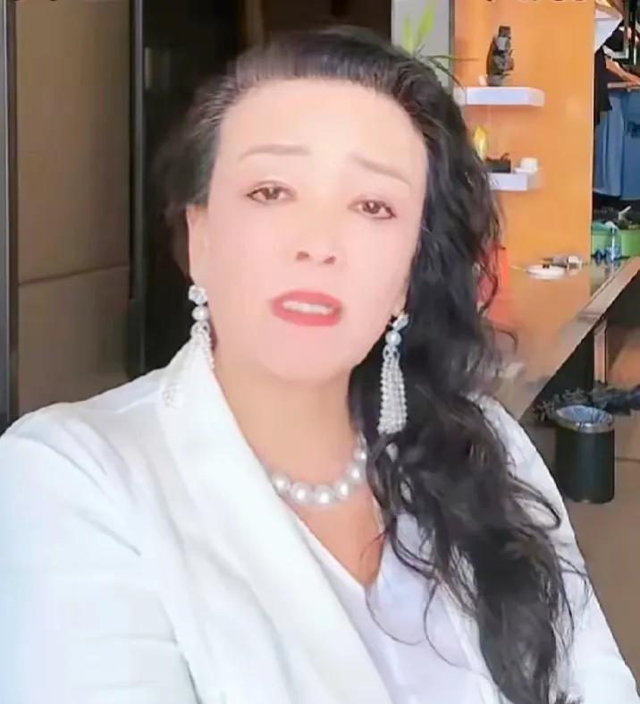 在娱乐圈的漩涡中，大Sicon再次被张兰icon那锋利如刀的言辞，毫不留情地钉上