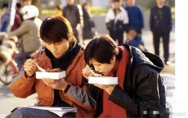 胡兵李若彤满100减50  太惊喜！他俩的同框直接唤醒童年滤镜，50岁还能保持这