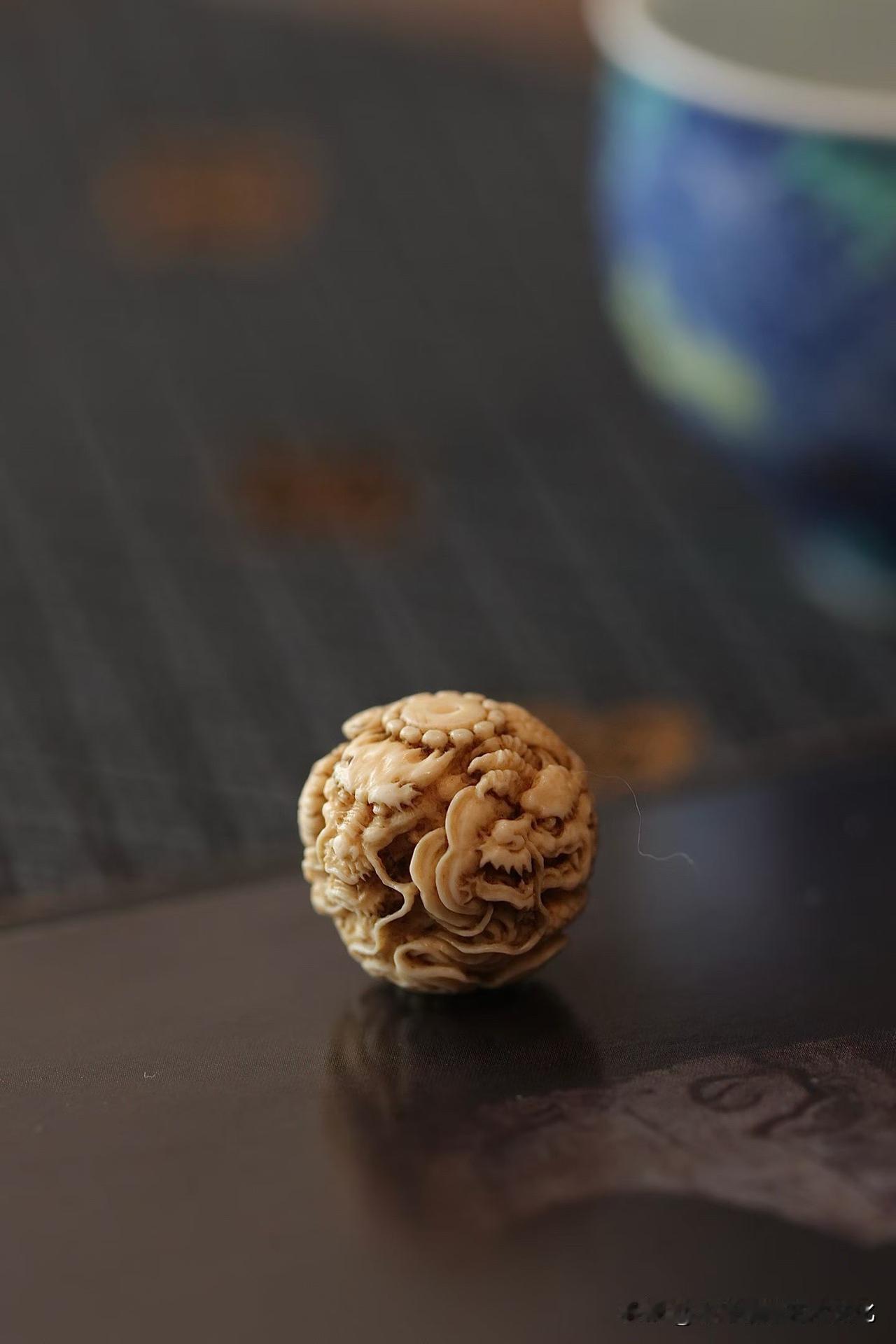 有些东西，小到一握，却藏得住气象。

这枚猛犸龙珠，不过指尖尺寸，
却把“层次”