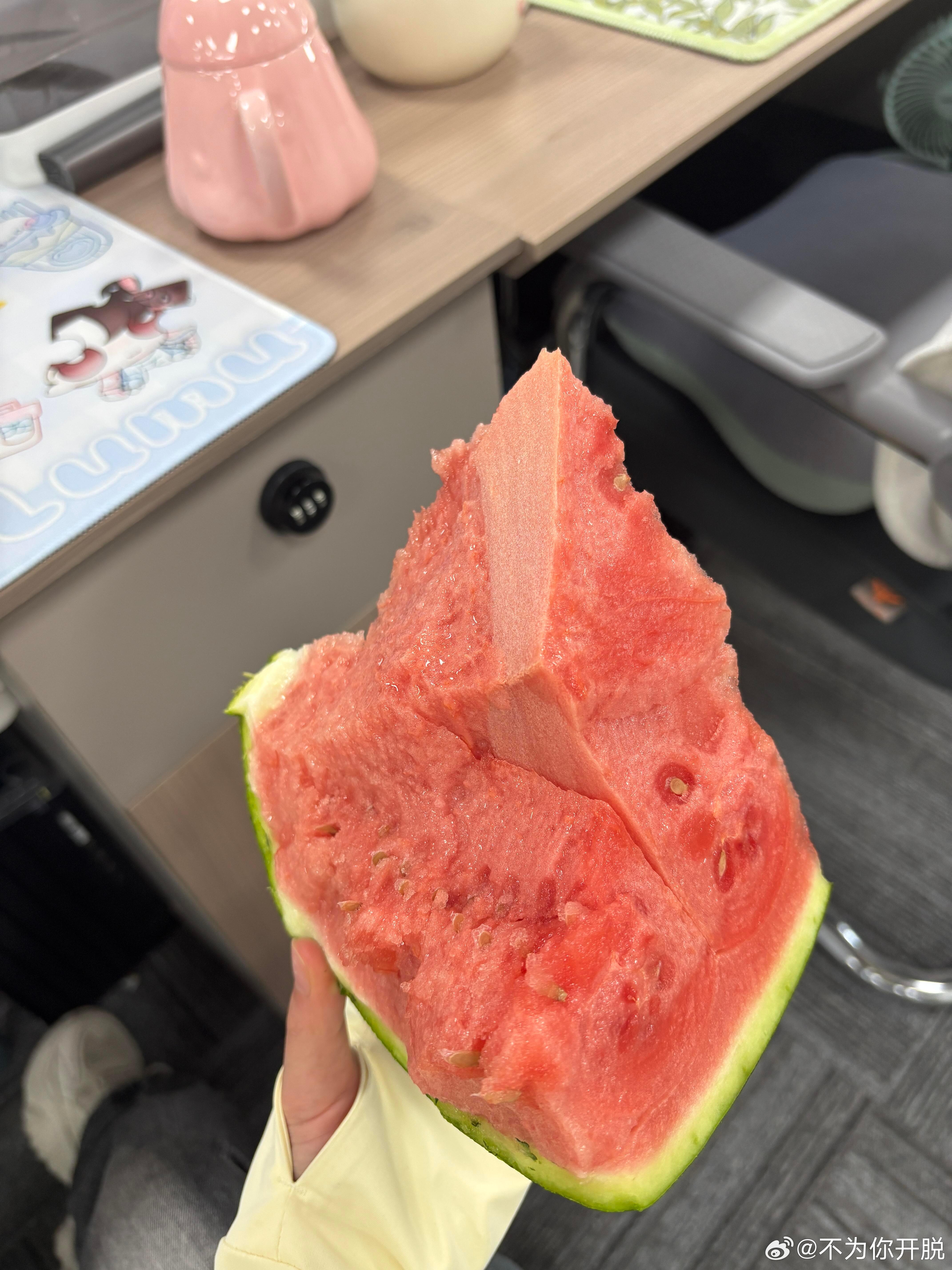 上着班手机多了一座山同事徒手掰的瓜突然出现在我手里还是座冰山一口下去直冲天灵盖的