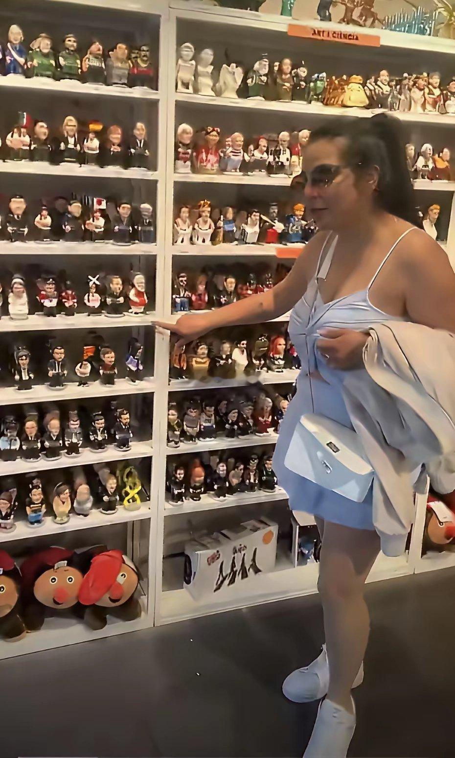 一个博主转发了外网的视频说西班牙巴塞罗那一家玩偶商店因为售卖莫迪的人像玩偶引发了
