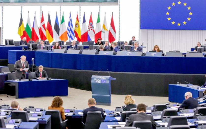 俄罗斯那笔两千多亿欧元的冻结资产，差点把美欧俄三方架在了火上，欧盟开会吵到凌晨，