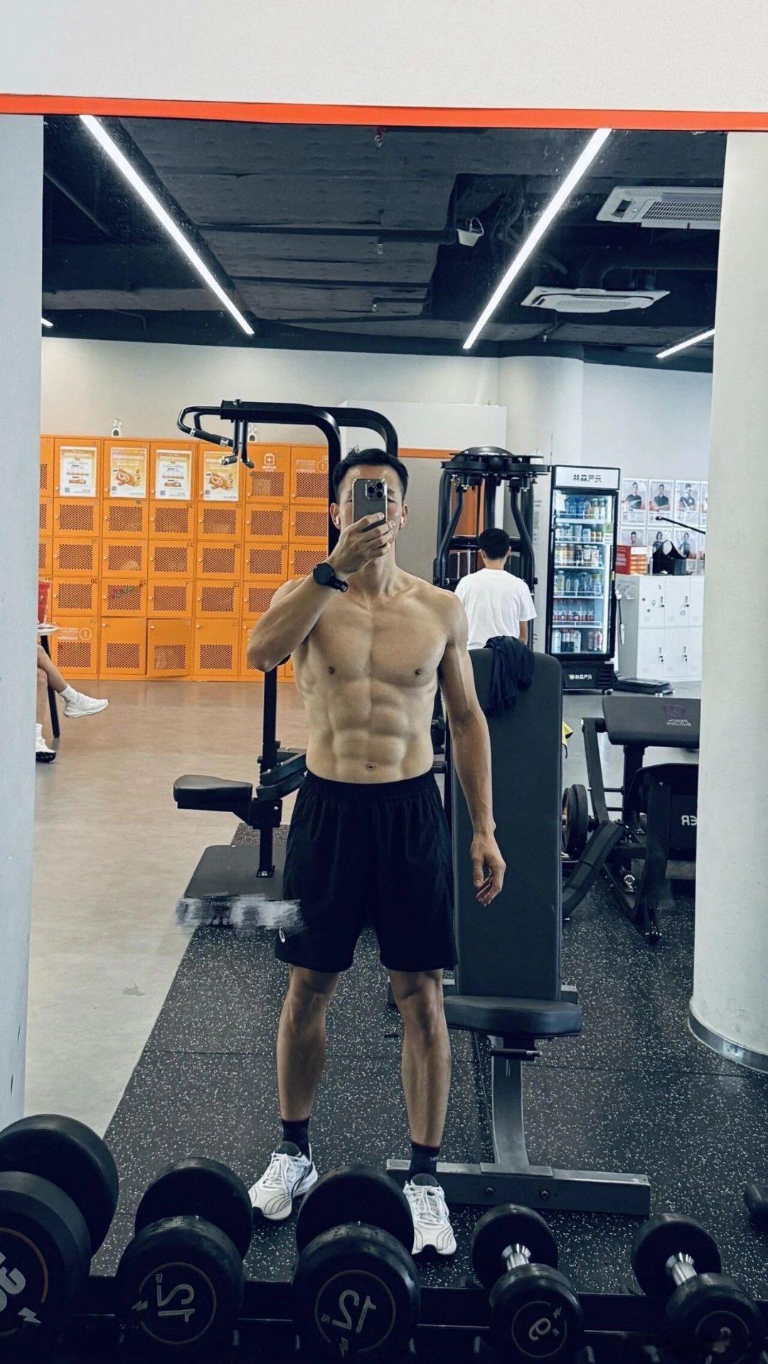 你喜欢健身肌肉男对不对体育生