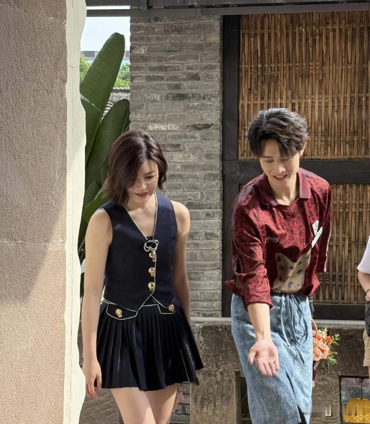 陈妍希其实一直都很漂亮，气质清纯，性格阳光明媚，只不过她的脸庞肉嘟嘟的。

不是