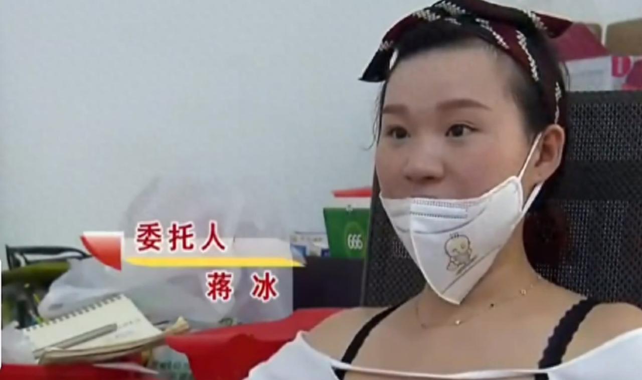 湖南男子订婚当天发现未婚妻怀孕，当众质疑孩子是不是自己的，随后一查又发现未婚妻去