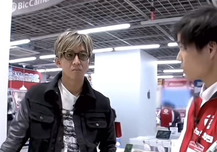 顶流巨星木村拓哉，把用了4年的iPhone 13递给店员，被暗示“太落后了”。