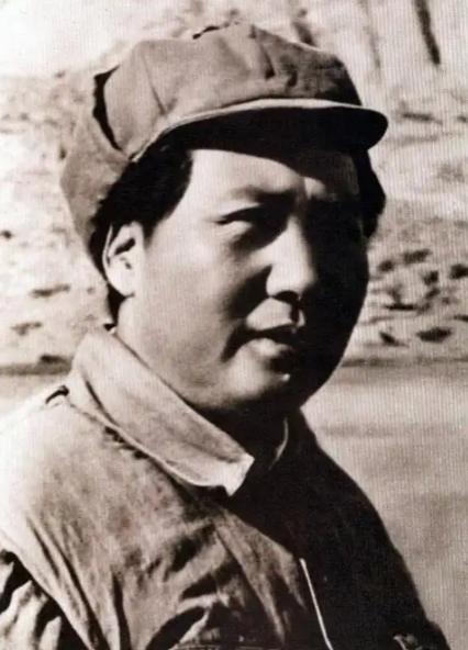 毛岸青，毛主席的二儿子。7岁丧母，8岁流浪，被人打成脑震荡，留下终身残疾。哥哥战