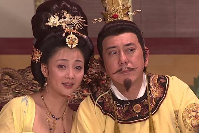 757年，李隆基再次见到了先斩后奏称帝的儿子唐肃宗。他将黄袍披在跪在自己面前的儿