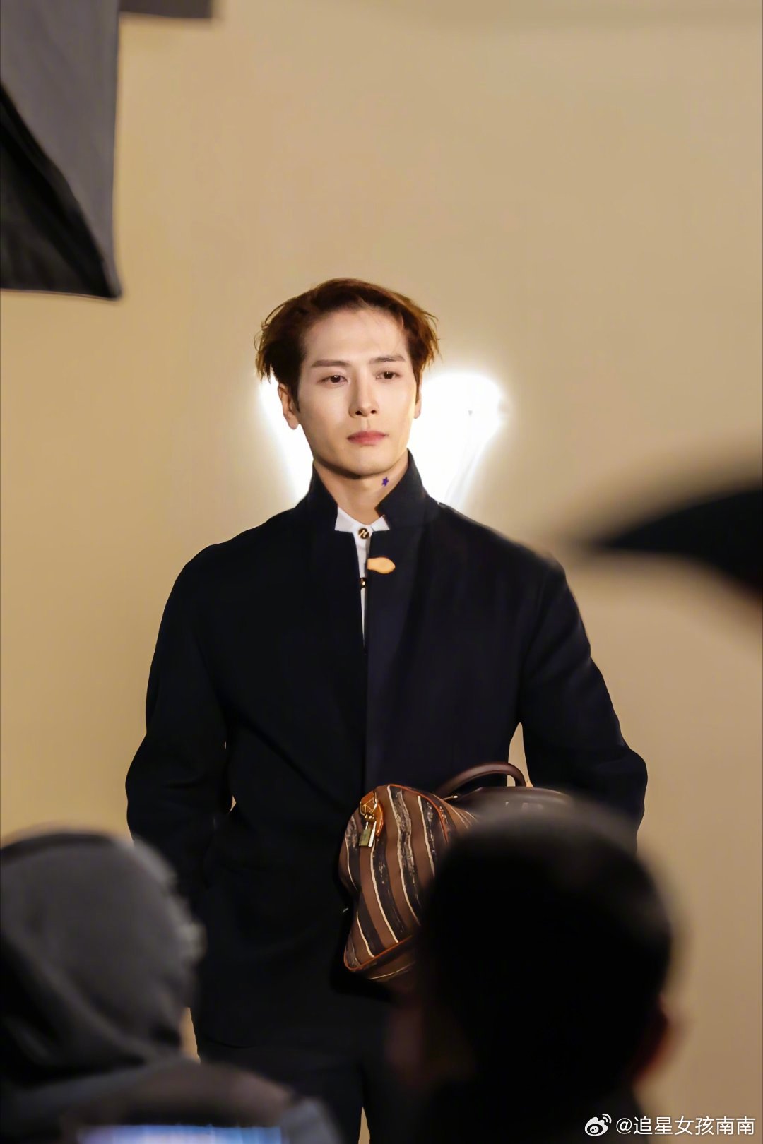 王嘉尔好权威的一张脸