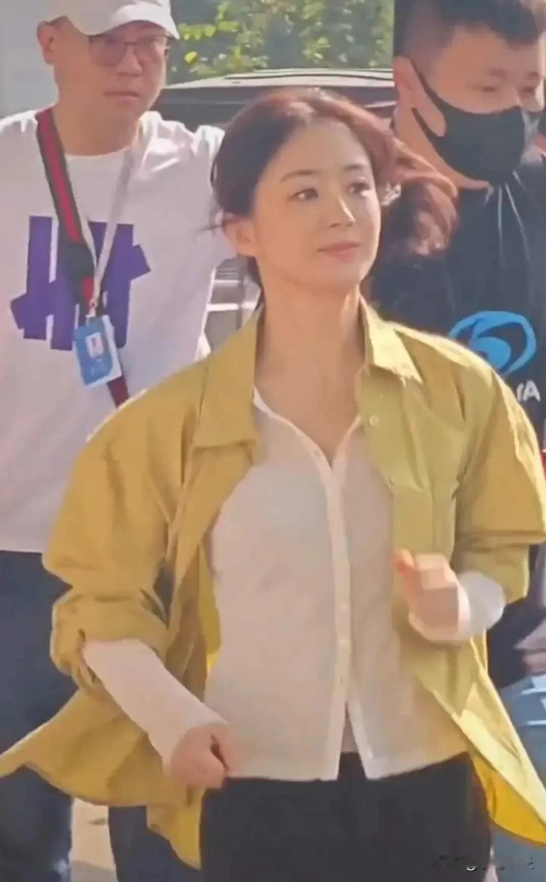 赵丽颖在重庆被拍到，本人个子不高，瘦瘦小小的，五官看着挺清秀，不算很惊艳的那种，