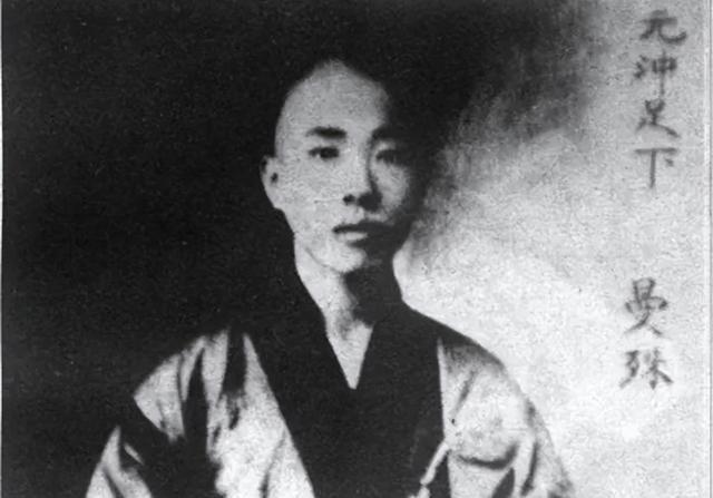 1918年5月2日，苏曼殊因暴饮暴食逝世，年仅35岁，死后在他枕头和床铺下发现很