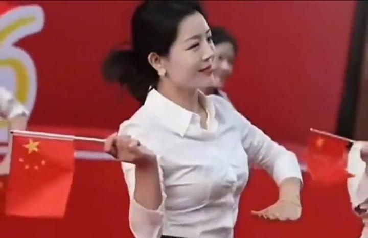 山西秦主任之所以能够快速被大众关注，不是她的舞姿有多么妖娆，也不是她的颜值有多么