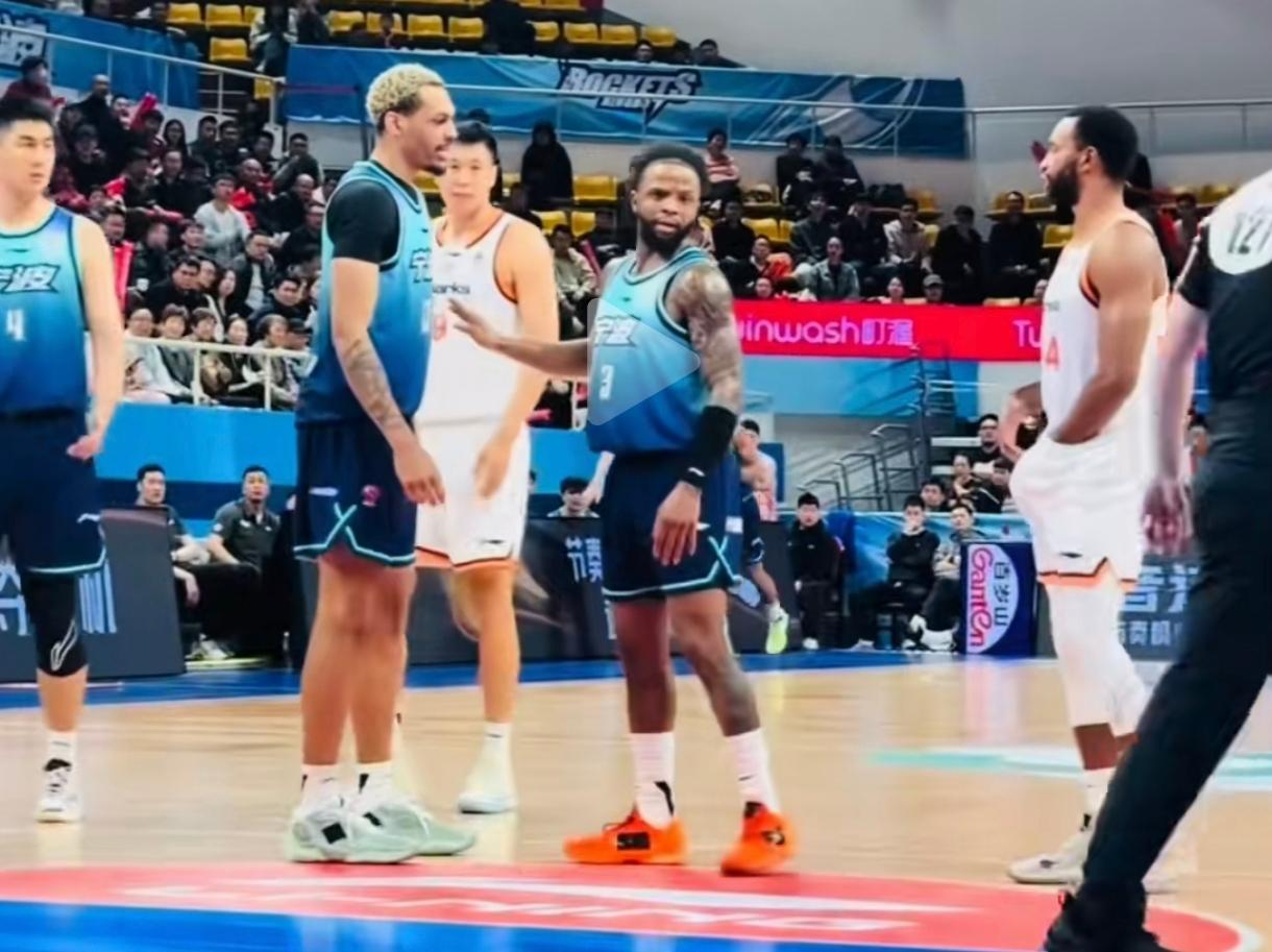 贝兹利被裁，完整细节曝光，一点都不冤:

1、发底线球时，他没看队友有没有注意，