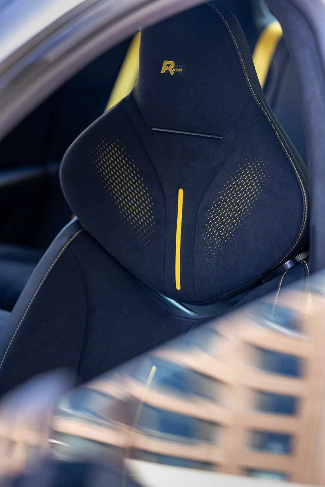 极氪更强7系首测体验 极氪焕新007系列今天正式预售，两款车型配置全线拉齐。最硬