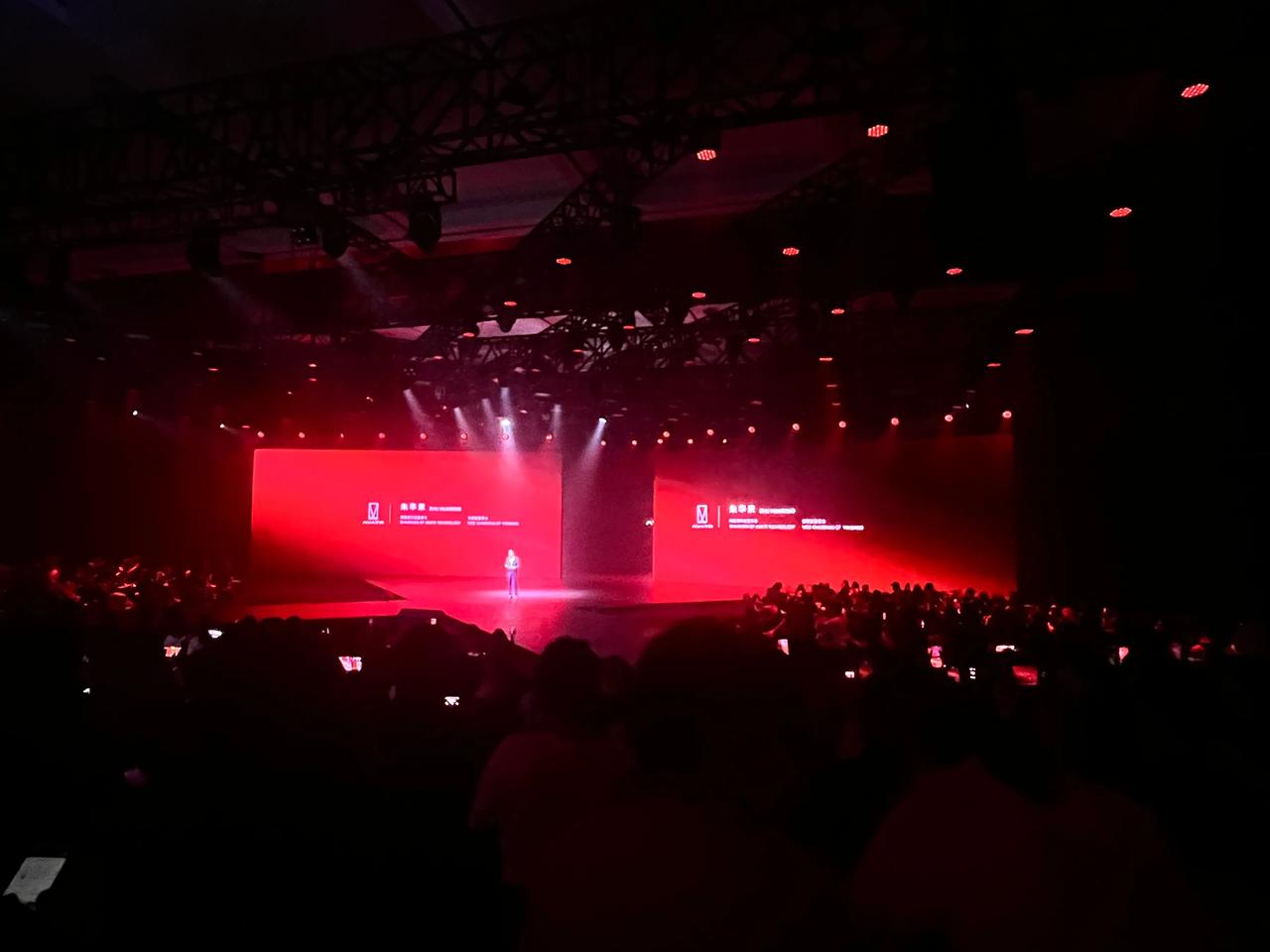 阿维塔06上市会现场，朱华荣出场。除了阿维塔科技董事长的身份，还多了一个：引望副