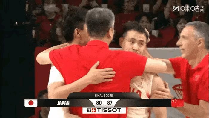 这个镜头太感人了，国家男篮与小日子比赛结束后，赵继伟，赵睿眼含热泪，郭士强摸头安
