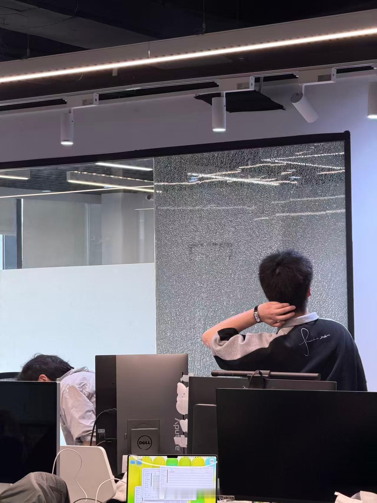 周一惊吓工作室的玻璃爆了